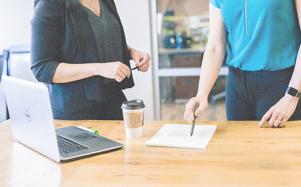 打合せをする人