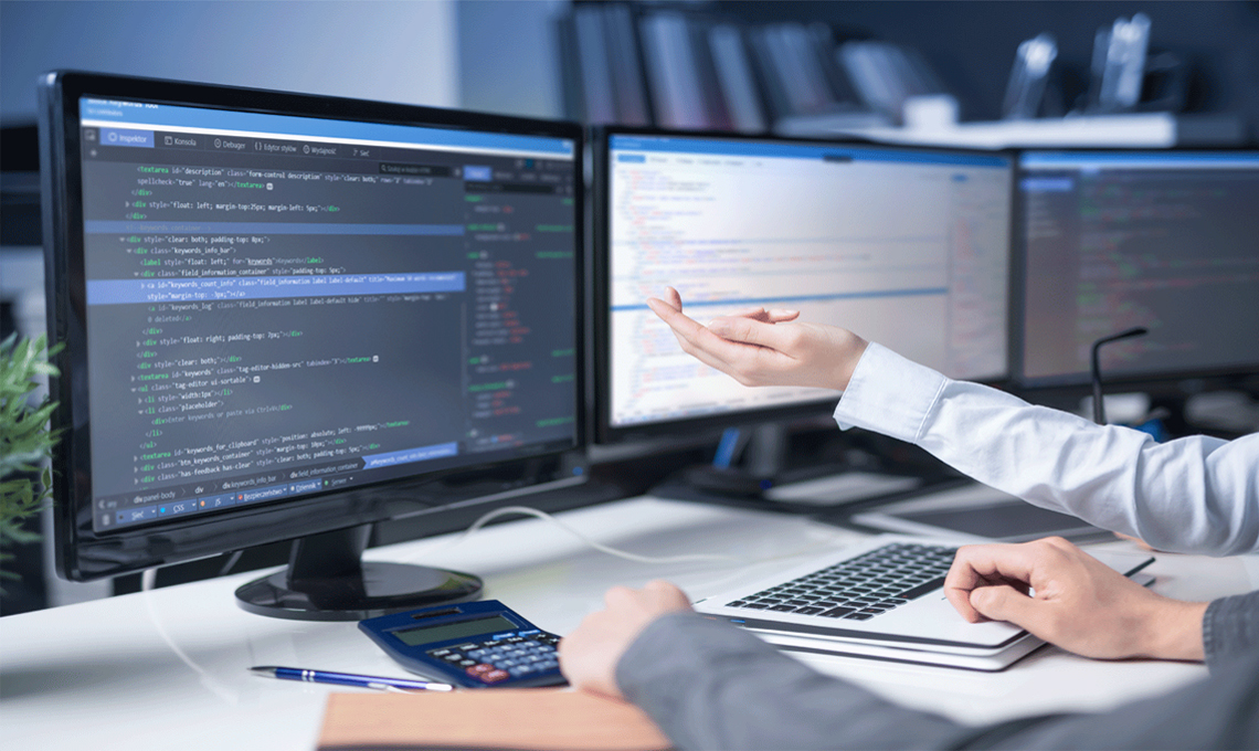 コードをみながら打合せをしている写真