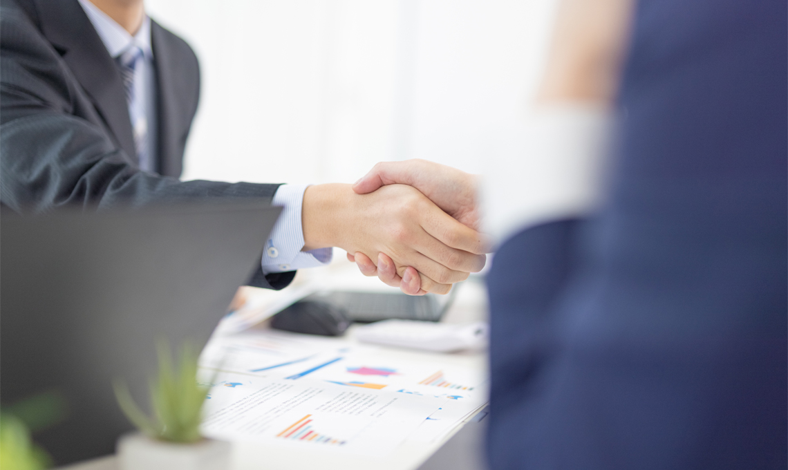 握手をしている写真