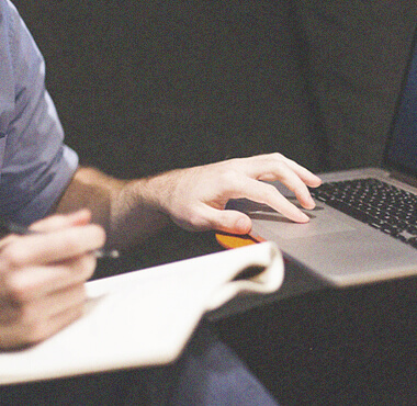 打合せをしながらPCを操作する人